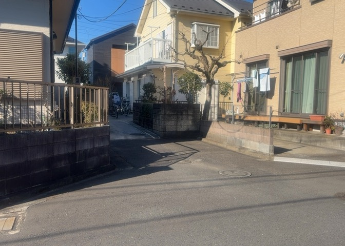 住宅用の土地では前面道路に2m以上接していなければならないと法律で定められています。しかし、お持ちの車のサイズやライフスタイルなどにより、2mでは利便が悪い場合もございますので、事前に確認しましょう。