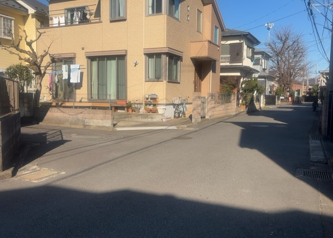 道幅が広い場所は日当たりや風通が良好です。幅が広いのですれ違いも可能ですし大きな車でも駐車可能！一方で、大型車が通ることも多くなるため交通量の増加により騒音に繋がります。また土地の値段が高くなります。