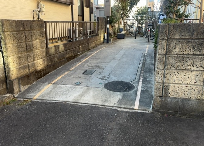 駐車場と明記されていても、最小スペースでつくられた駐車場だと大型車は駐車できなかったり、出入りしにくくなったりする可能性があります。お車のサイズと購入したい物件の駐車場のサイズを現地で確認しましょう。