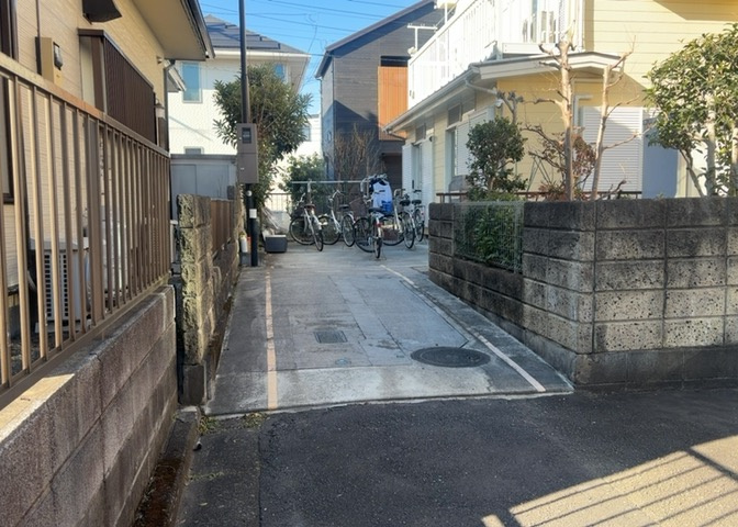 庭があることでガーデニングや家庭菜園はもちろん、こどもの遊び場やペットを放して遊ぶことができます。また、家の周囲に余裕があるということです。隣地との間があれば、十分な日当たりと、風通しが確保できます。