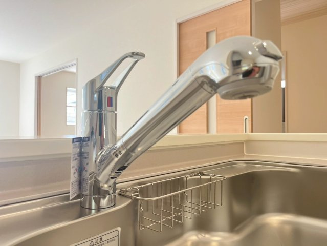キッチンの蛇口は先端に浄水器を内蔵しているためスペースを取らず、見た目もスッキリしています。