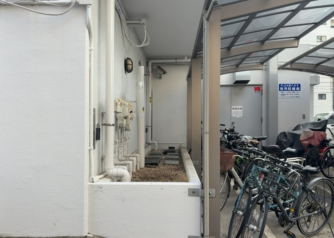 中庭（パティオ）とは、一つの建築物の内部に設けられた、壁などで囲われている庭のことを指します。コの字型、ロの字型が主流ですが、L字型の中庭もあります。最近では、インテリア性の高さからも人気があります。