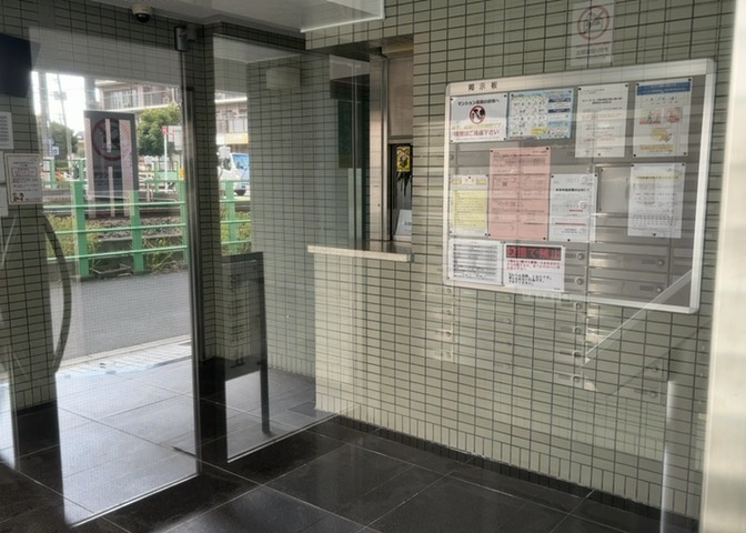 受付はマンションコンシェルジュがいる場合もあれば、管理人が滞在する小部屋を総称して呼ぶことがあります。主にエントランスに設置されていることから、防犯面でも期待ができます。防犯設備がない場合はより安心！