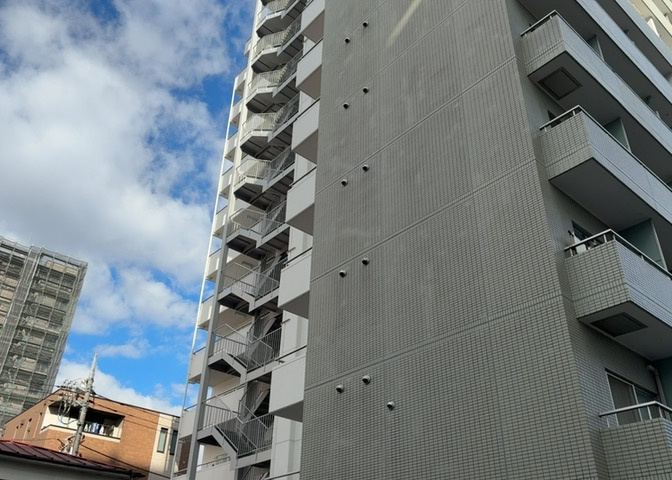 共用部分は、一棟の建物に住む区分所有者全員が共同で所有するとし、共用部分の管理、補修などは、区分所有者で形成される管理組合が行います。個人の判断で勝手に変更することはできませんので覚えておきましょう。