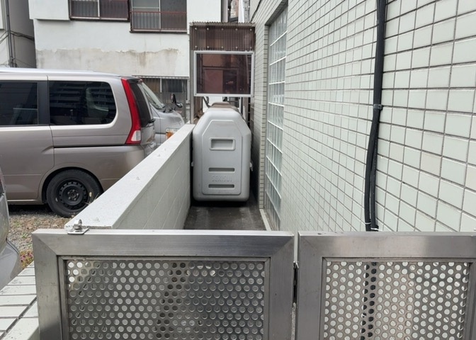 共有部分は、住民なら誰もが使える設備のこと。例えば駐車場やエレベーター、インターネット設備、セキュリティ設備などがあります。他にも、マンションの廊下・外部階段やエントランス・ゴミ置き場などがあります。