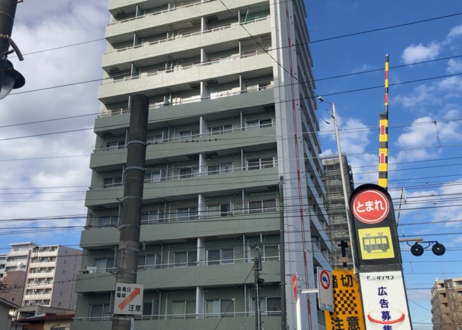 眺望の良さを楽しめるダイニングキッチンで家族団らんの時間を過ごしてはいかがでしょうか。バルコニーから見える景色を家族で眺める時間は、時間が経つのを忘れてしまいそうですね。是非、現地を見に行きましょう！