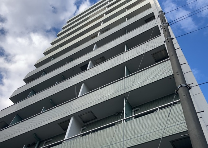 道幅が広い場所は日当たりや風通が良好です。幅が広いのですれ違いも可能ですし大きな車でも駐車可能！一方で、大型車が通ることも多くなるため交通量の増加により騒音に繋がります。また土地の値段が高くなります。