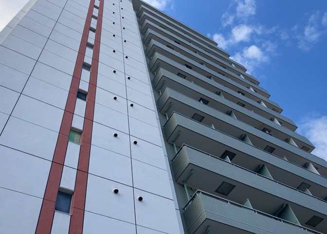 ＲＣ造、Reinforced　Concreteは直訳すると補強されたコンクリートです。主に柱や梁・床・壁が鉄筋とコンクリートで構成おり、鉄筋を組んだ型枠にコンクリートを流し込んで固めたものを指します。
