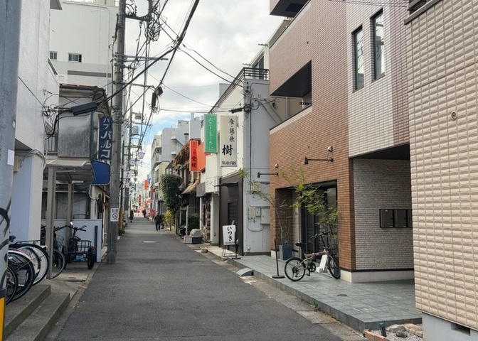 眺望を気にして物件を探す場合、前面に建物が建っていないか現地で確認しましょう！前面に建物があると景色はもちろん、日当たりや風通しにも影響が出てきます。住んだ時のことを想像しながら現地見学をしましょう。