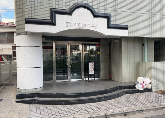 玄関は家の顔でもあり、家族以外の目にも止まる場所です。玄関は外との間を仕切る扉、靴などをしまっておく収納スペース、靴脱ぎのたたきスペース、来客とのやり取りをするドアホンなど複数のアイテムからなります。
