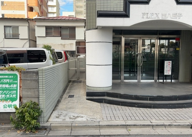 共用部分は、一棟の建物に住む区分所有者全員が共同で所有するとし、共用部分の管理、補修などは、区分所有者で形成される管理組合が行います。個人の判断で勝手に変更することはできませんので覚えておきましょう。