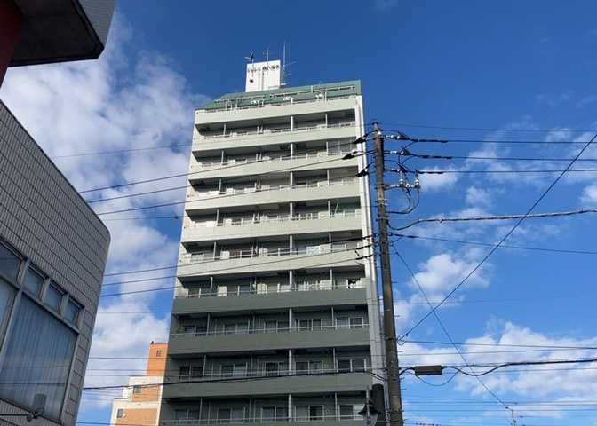 外観はマンション管理がされているかの目安になります。築年数が古いと、壁面は劣化してひび割れが生じることも！建物が古びていても細かいところが修繕されていると、きちんと管理されているなぁと感じるでしょう。