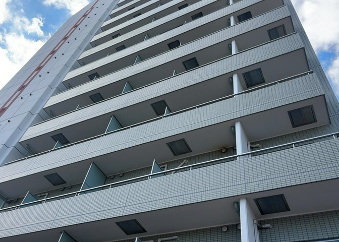 一般的なバルコニーは、奥行1.5ｍ程ですが、ワイルドバルコニーは2ｍまで広がっています。そのため洗濯物の間隔をあけ干すことができ、乾きやすいというメリットや、ガーデニングが楽しめる等の特徴があります。