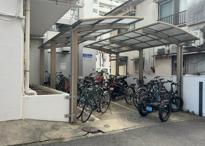 マンションの駐輪場は、事前に空きがあるか確認を取ると安心です。せっかく入居したのに駐輪スペースがない！なんてことになったら大変ですよね。そこで、内見時や購入前にはまず事前に確認しておくと良いでしょう。