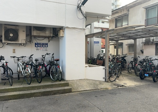 車一台あたりに必要なスペースは、標準サイズの普通自動車で横幅2m50cm、長さ5mは必要になります。ただし、乗降のことも考慮して横幅3m30cm、長さ5m50cmほどは確保できるところを選びましょう。