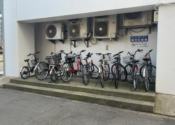 駐車場と明記されていても、最小スペースでつくられた駐車場だと大型車は駐車できなかったり、出入りしにくくなったりする可能性があります。お車のサイズと購入したい物件の駐車場のサイズを現地で確認しましょう。