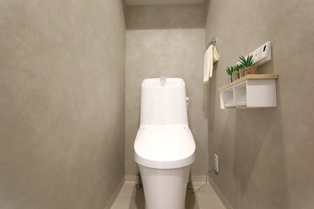 新調のウォシュレット付きトイレです