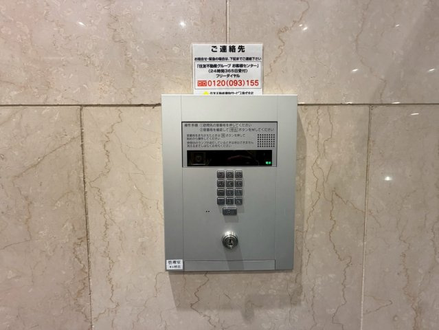 オートロック式エントランスは他の住民や外部の人間が簡単に出入りできないため、個々の住戸が安全に保たれます。同時に、訪問者が来訪する場合にはインターホン等で確認することができ、不要な来客を遮断できます。