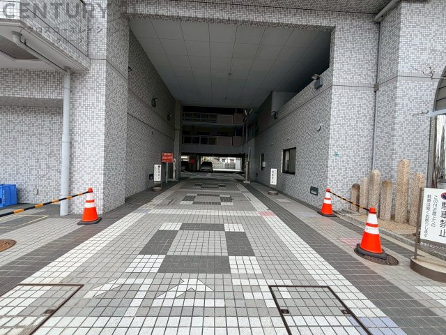 関西スーパー中央店やイオンモール伊丹など商業施設が近隣に多数あり日々のお買物便利な環境です。