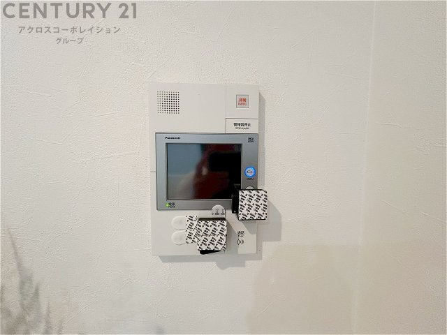 訪問者が来たときにテレビ画面で確認できるため、安心してドアを開けられます。録画機能があるものもあり、留守中に来訪者を記録しておくことができます。利便性が高く、セキュリティ面でも安心です。　