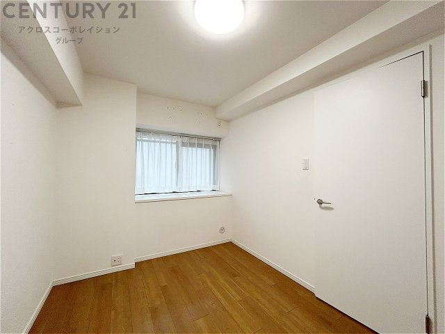 明るい色合いのフローリングとクロスを使用した洋室は家具やインテリアとも調和しやすく空間が広く感じられ開放感を生み出します。自然光を効果的に反射し、室内を明るく保つため、日中の照明使用を抑えられます。　