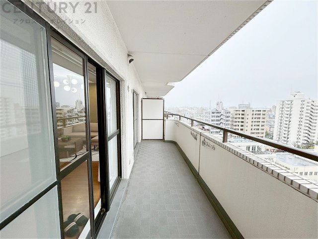 南面バルコニーは日照が豊富で温暖な陽光を受けられ、植物の育成やリラックススペースとして活用可能です。洗濯物の乾燥が速く、快適な生活環境を提供。自然の光を取り込み、室内を明るくしてくれます。　