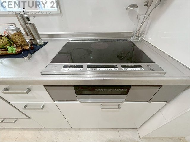 IHクッキングヒーターは高速で加熱し省エネで使いやすいく火を使わないため安全で、清掃も簡単です。調理制御がしやすく、食材を均等に加熱できます。　