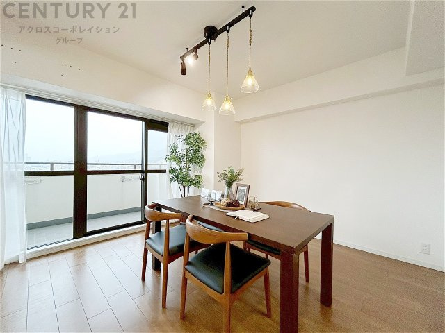 キッチン前のダイニングスペース　カウンターキッチンから料理の受け渡し等に便利です。ダイニングセットを置いても十分な広さを確保。　