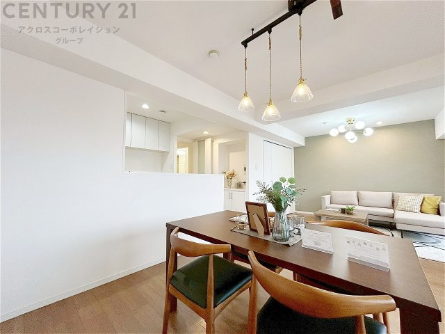 リビングダイニングは家族や友人とのコミュニケーションを楽しむ場所でくつろぎながら食事や会話を楽しめ、多目的に利用できリラックスできる空間です。家庭内の中心として機能し、快適な生活をサポートします。　