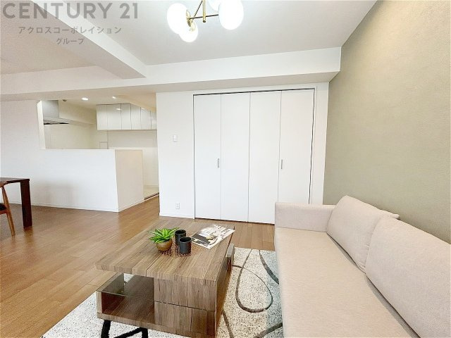 南西向きの居間リビングは、豊かな自然光が差し込み一日中明るく快適。開放感と温もりに包まれる心地よい空間です。　