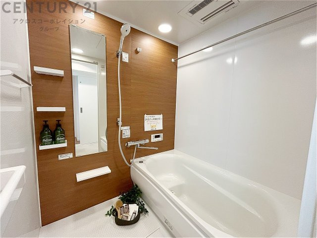 ユニットバスは省スペースでありながら、シンプルな設計と使いやすさを備え、簡便なメンテナンスが可能です。またミラー・小物置き場もあり便利です。　