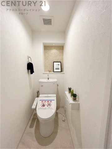 温水洗浄便座付トイレは温水洗浄機能により、暖かい水でおしりを洗浄することができ、冷たい水を使う従来の便座に比べ、温水洗浄機能で暖かいトイレを提供し、快適な使用を可能にします。　