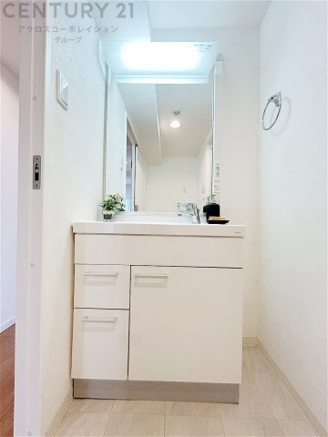 化粧品や洗顔料、歯ブラシなどの必需品をまとめて置ける収納スペースがあり、使用するたびに取り出す手間が省けます。また、水回りのため、濡れても大丈夫な素材が使用されており、お手入れが簡単です。　