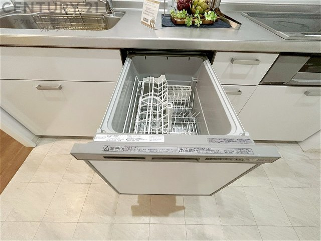 手洗いに比べて時間や労力を節約できることです。また、高温のお湯で洗浄されるため、雑菌や細菌を殺菌する効果もあります。さらに、乾燥機能があるため、手で拭く手間も省け衛生的に保管できます。　