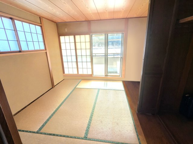 本邸2階和室は日中は陽当たりも良く、くつろげる空間です。