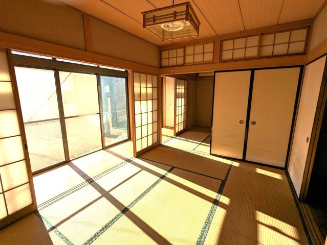 趣のある別邸の和室は穏やかな時間を楽しめる空間です。