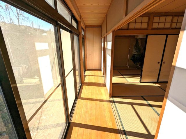 別邸の縁側はやわらかな日差しを感じながらくつろげる暮らしに穏やかな時間を添えます。