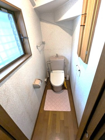 階段下に位置しながらも、窓付きで明るく、圧迫感を感じにくいトイレ空間。日常使いに十分な広さが確保されています。
