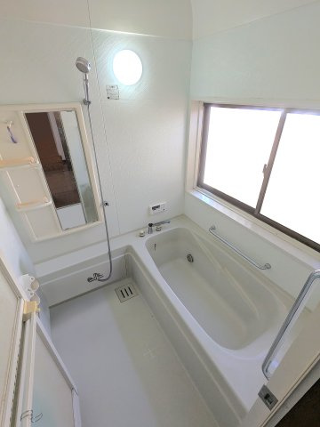 浴室には大きな窓があり明るさと清潔感があり、毎日のバスタイムを快適に過ごせます。