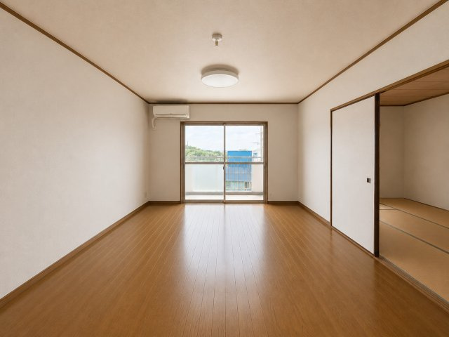 ※本画像は居住者様の家具をCGで消した画像であり、現況と異なる場合がございます。　南側バルコニーから採光が降り注ぐ明るく開放感のあるリビングです！