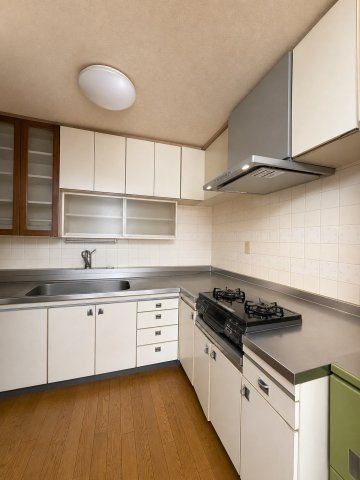 ※本画像は居住者様の家具をCGで消した画像であり、現況と異なる場合がございます。　短い動線で家事効率が高まるL字型のキッチン！