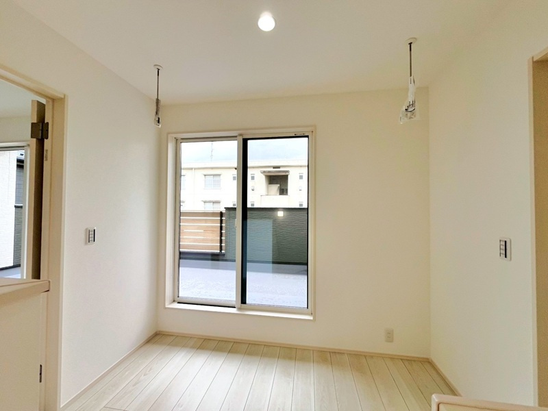 行田市向町3区画　1号棟　2階廊下「物干しスペース」　室内に物干しスペースがございます。こちらでは天気や時間を気にせず、洗濯物が干せます。