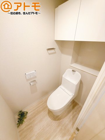 清潔感のあるトイレです♪棚も設置されているので、掃除用具や消耗品なども収納可能です！