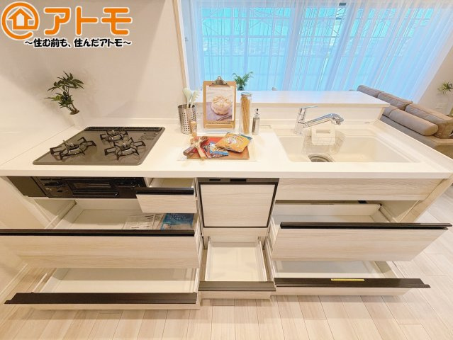 つなぎ目の少ないシステムキッチンは、隙間に溜まる汚れも少なく、サッと拭けてお掃除の手間も軽減♪
