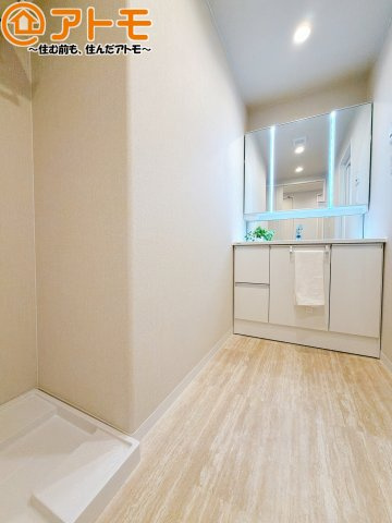 三面鏡の中は収納になっているため、スッキリとした洗面台を保つことができます♪