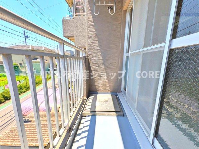 バルコニーは風通しが良く、日中は日当たりも良好です。洗濯物やお布団をたくさん干せます。