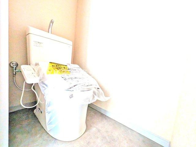 見た目もスッキリとしたデザインのトイレには温水洗浄暖房便座付き。
