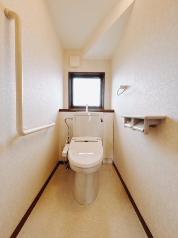 ■トイレ｜自然光が入る落ち着いた空間で1階と2階にトイレがございます♪ついつい長居してしまいますね♪
