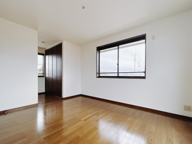 ■洋室｜ダブルベッドを置いても充分な広さを2Ｆのお部屋に設けております。お子様と家族みんなで寝るのも夢じゃありません♪窓からは光が差し込むので日中でも明るいお部屋です。
