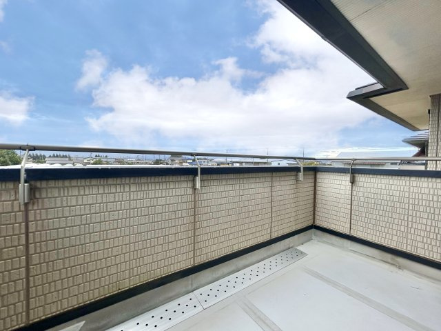 ■バルコニー｜あたたかな陽のひかりを浴びることのできるバルコニー。お洗濯物やお布団を干せば、家族みんなが気持ちよく暮らすことができます(*^^*)